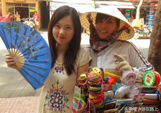 实拍越南街头小贩的日常生活,中越边境大批越南姑娘摆摊