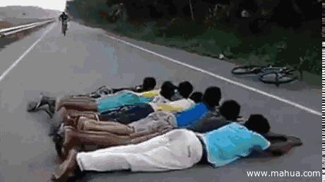 兄弟你穿衣服倒是长点心,这到底是几个意思