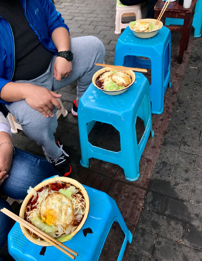 在重庆吃面必须吃地道的重庆小面,小面是重庆最难吃的一种面