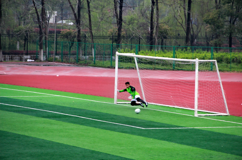 雨中战犹酣足球魅无穷
