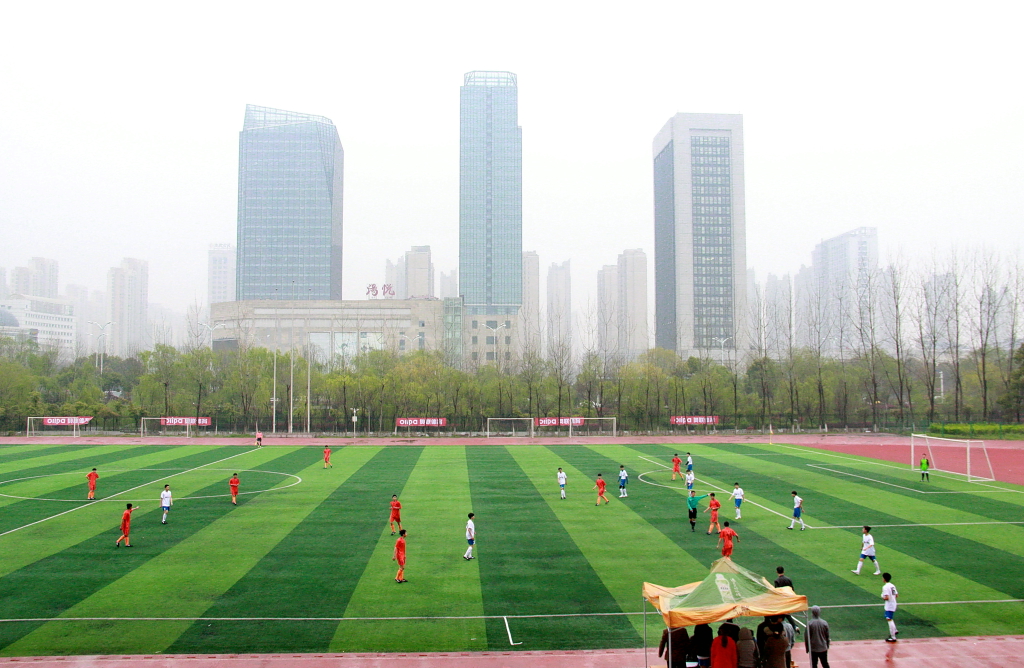 雨中战犹酣足球魅无穷