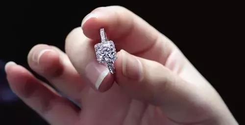 戒指不圆怎样修,钻戒改圈对钻戒影响大吗
