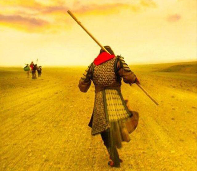 从军品店搞个指北针,学会咋用,咱们就可以玩解放军的按图行进了