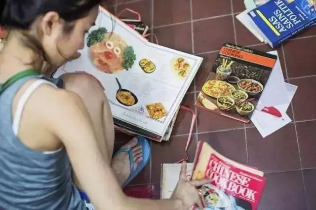 她是“成都第一私房菜美女老板”，与李易峰合作，和方大同录节目