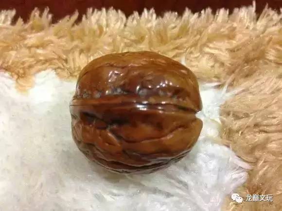 挑战砸碎盘了6年的核桃,盘了好几年的核桃被别人吃了