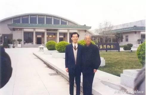 一群男人列队欢迎,霸道总裁出场一群男生迎接