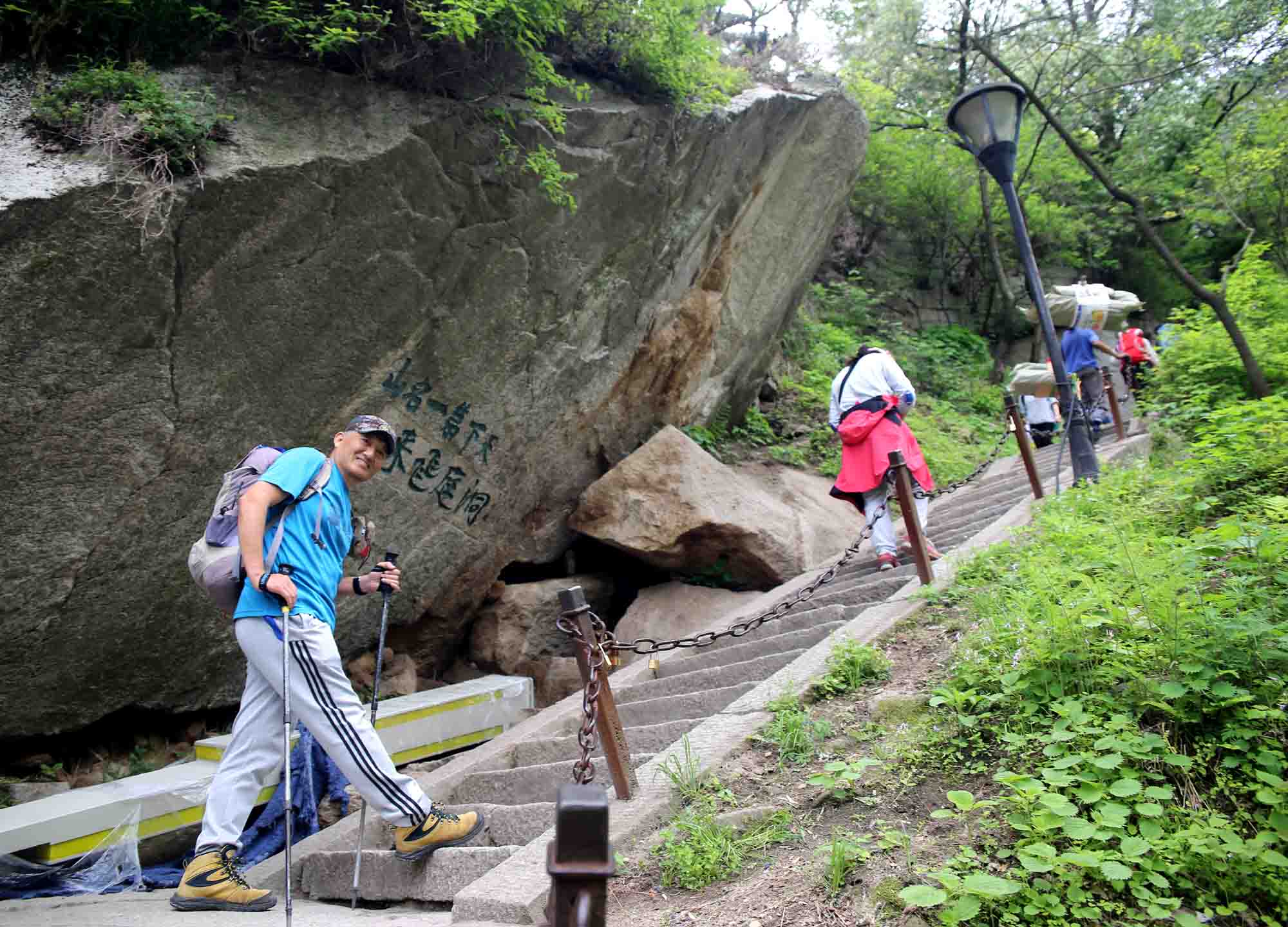 不到华山不知山之奇险,不登华山不知山峰之险