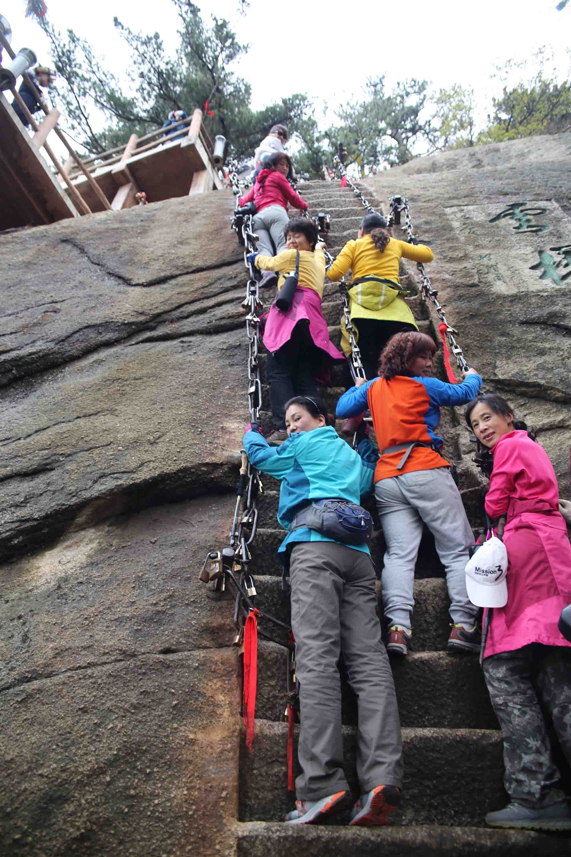 不到华山不知山之奇险,不登华山不知山峰之险
