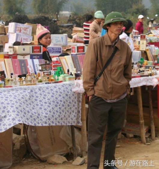 实拍越南街头小贩的日常生活,中越边境大批越南姑娘摆摊