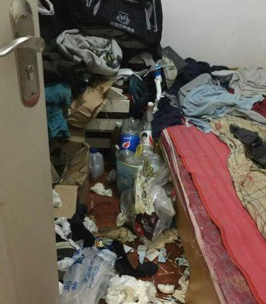 兄弟你穿衣服倒是长点心,这到底是几个意思