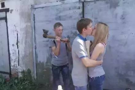 兄弟你穿衣服倒是长点心,这到底是几个意思