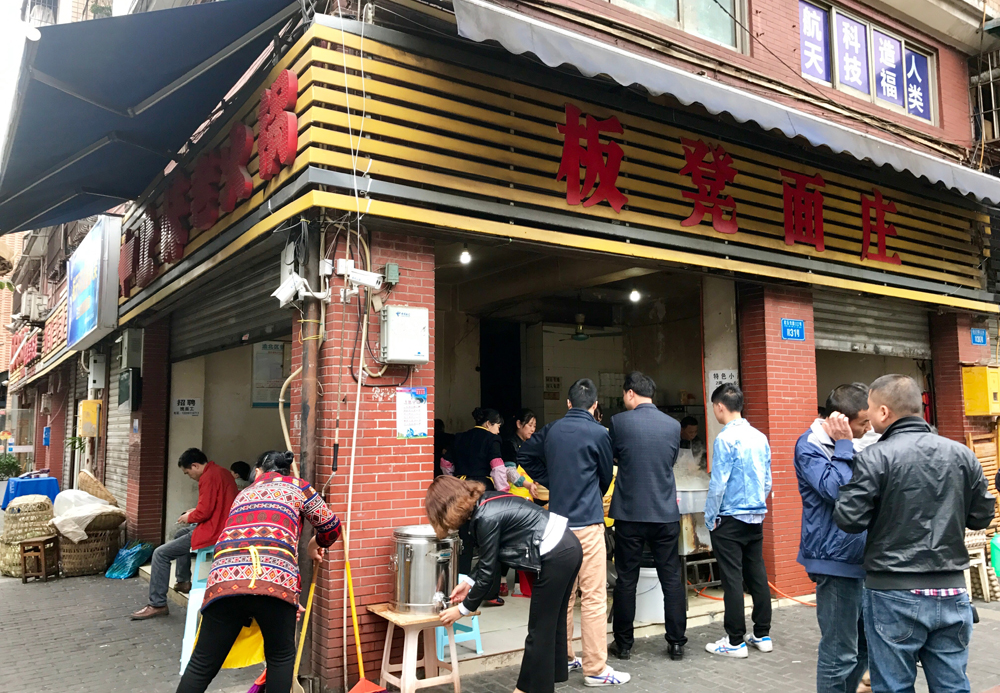 在重庆吃面必须吃地道的重庆小面,小面是重庆最难吃的一种面