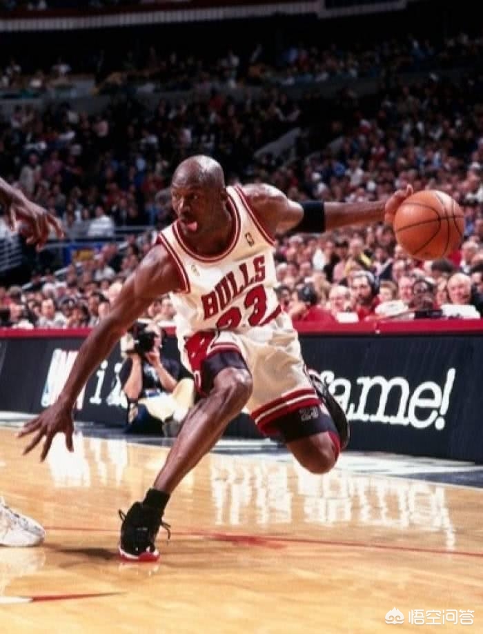 22日体育热点回顾：为什么菜鸟赛季姚明在火箭更衣室里差点被卡托等黑人球员围殴？当时发生了什么事情？