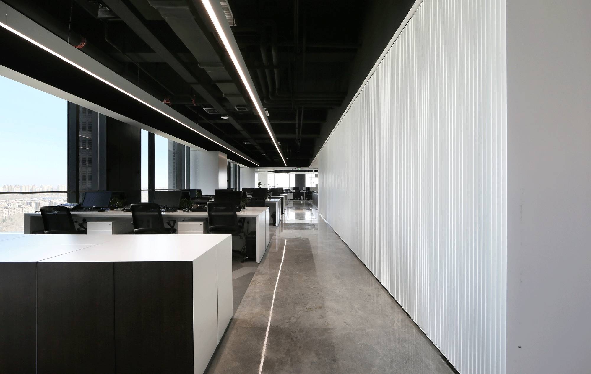 一个年轻潮服品牌的办公空间却选了素白当主打色？「设计联·1584期」