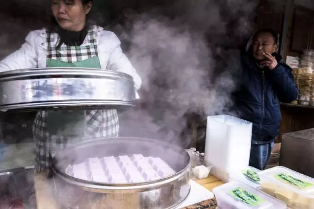 雨天旅游拍照相机图片,冬季户外旅游摄影图片素材