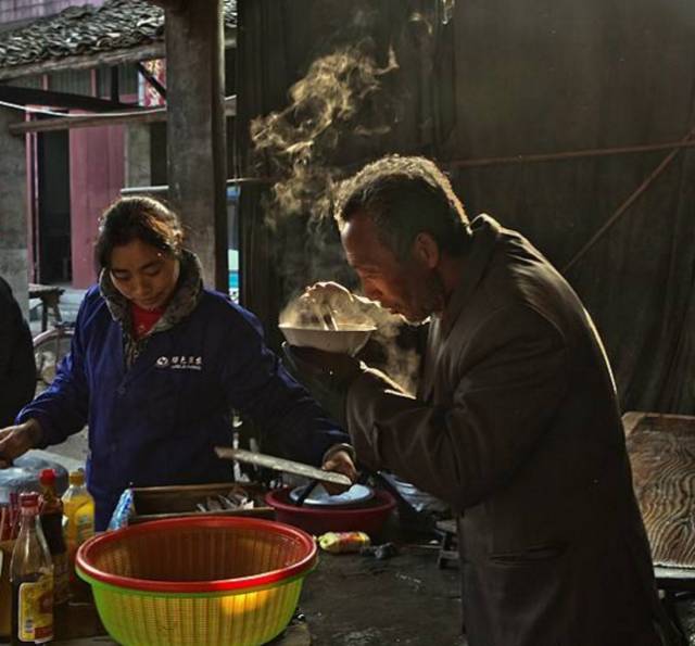 雨天旅游拍照相机图片,冬季户外旅游摄影图片素材