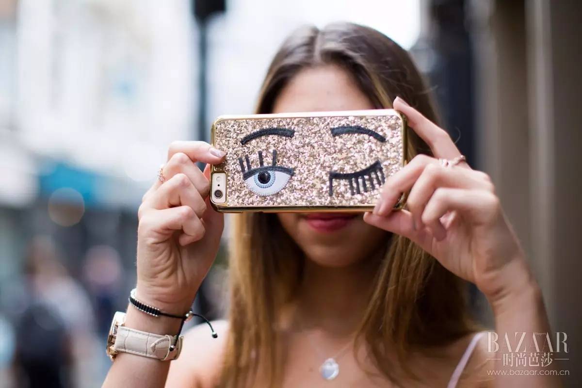 漂亮的手机当然要配漂亮的手机壳,再好看的手机都抵不过透明壳