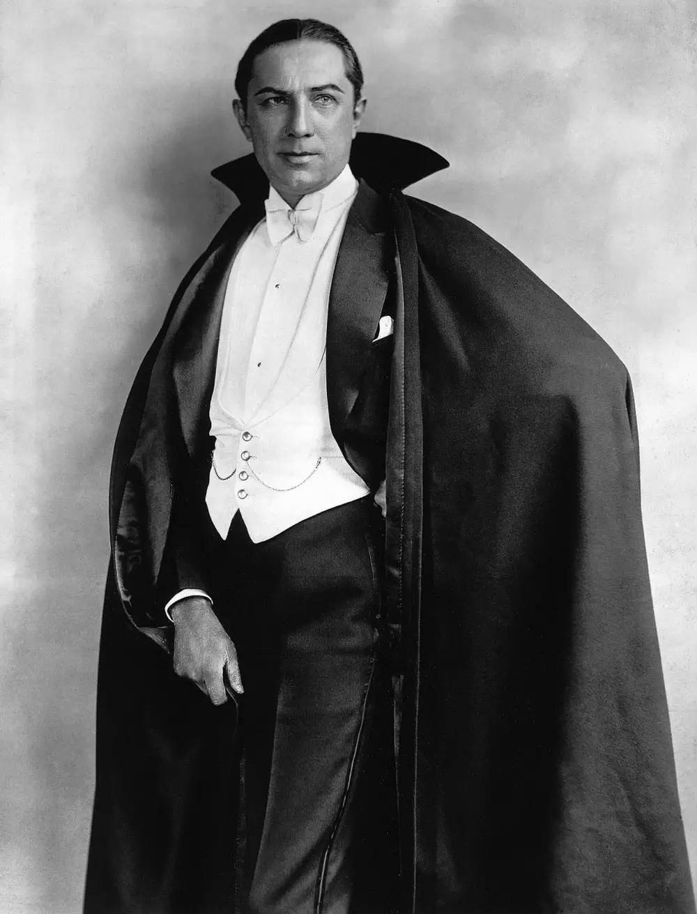 Vestoj专栏|是这些时装,曾陪着这些名人们下葬