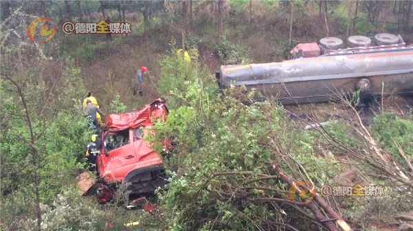 成绵高速公路上一车辆侧翻,成绵高速液化气罐车和货车相撞