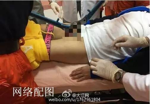 4个小伙子爬山帮助一位老人，结果几天后奇迹发生，别人都羡慕死了！