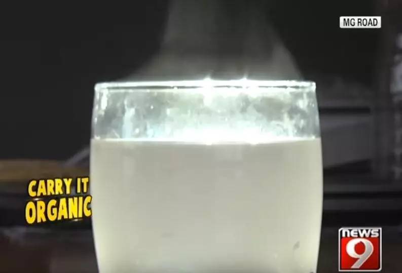 这个从垃圾山中成长起来的印度小伙，为了拯救环境，发明了一款可以吃的塑料袋