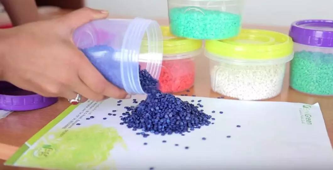 这个从垃圾山中成长起来的印度小伙，为了拯救环境，发明了一款可以吃的塑料袋