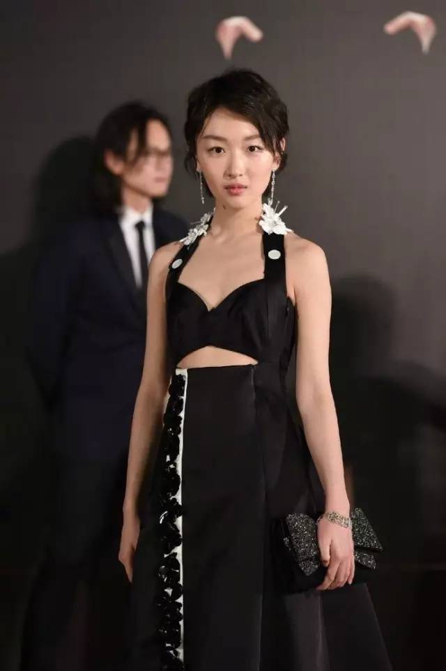 周冬雨金马奖表现,周冬雨颁奖反应