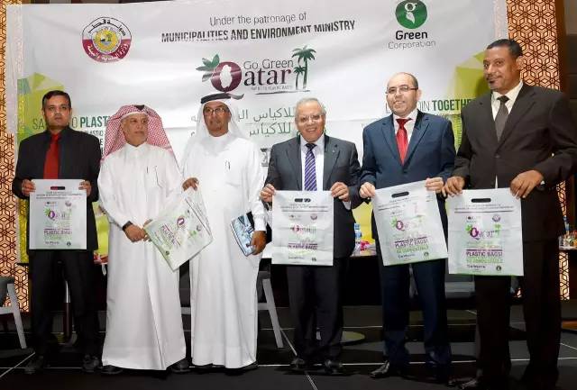 这个从垃圾山中成长起来的印度小伙，为了拯救环境，发明了一款可以吃的塑料袋