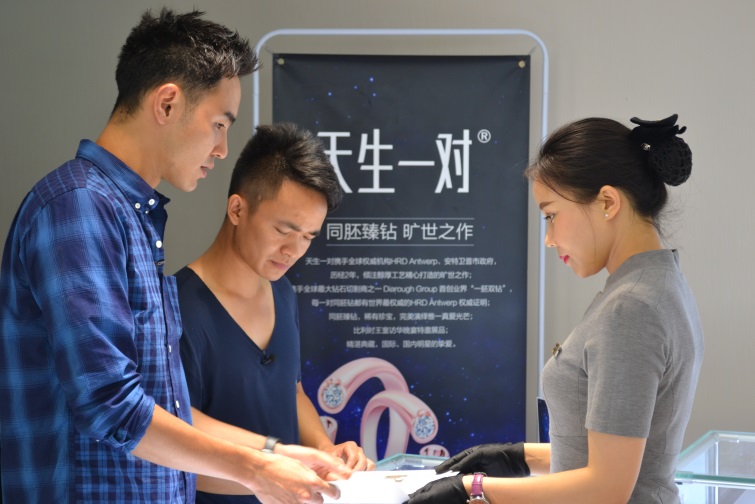 珂兰与阮经天为爱碰撞，助他人实现钻戒梦