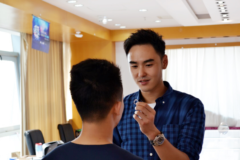 珂兰与阮经天为爱碰撞，助他人实现钻戒梦