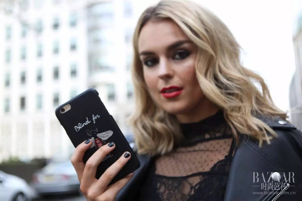 漂亮的手机当然要配漂亮的手机壳,再好看的手机都抵不过透明壳