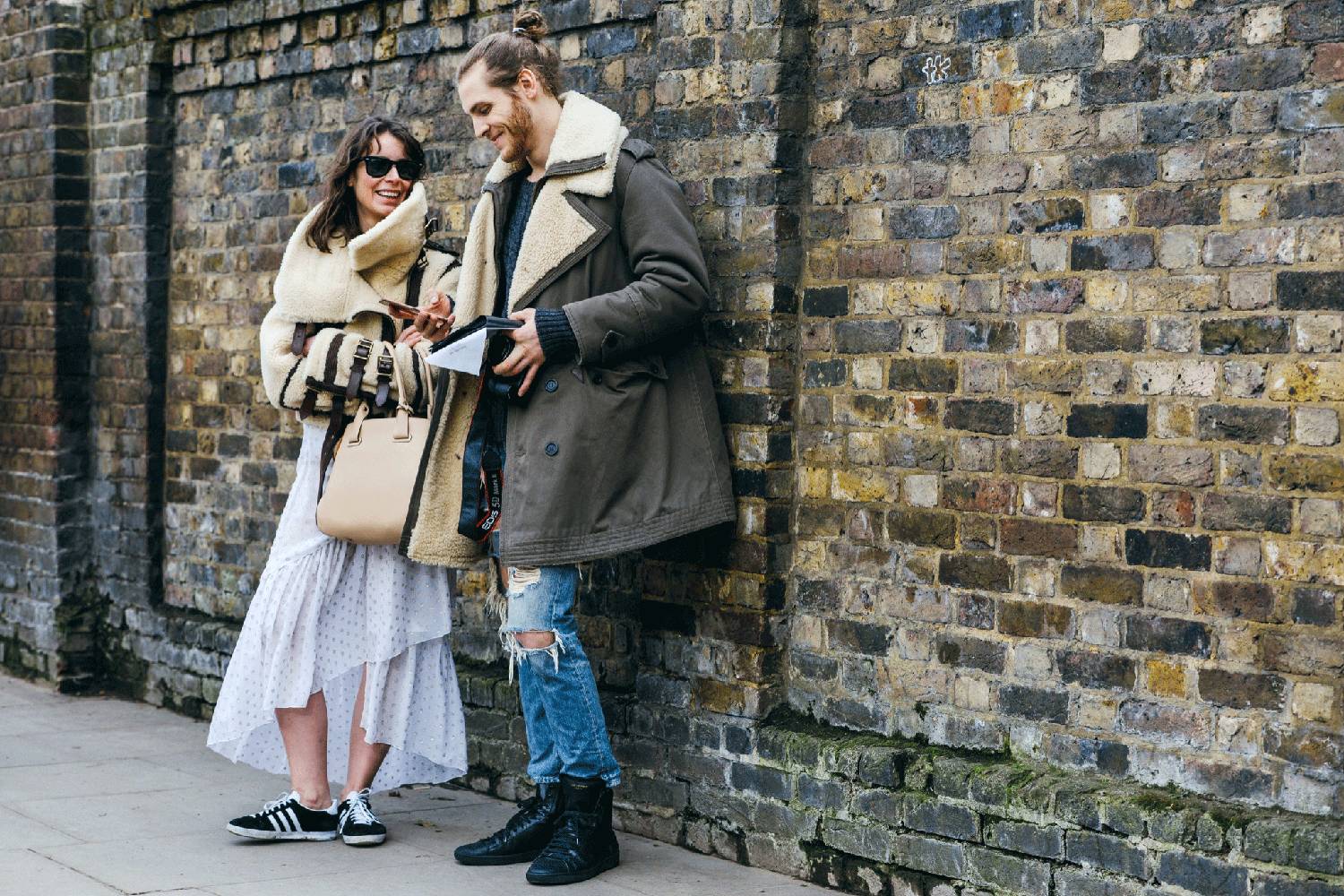 一个洞的破洞牛仔裤,一条横破洞牛仔裤