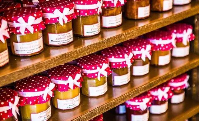 周六我不想上班，我想和你在餐桌上耍果酱