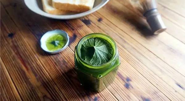 周六我不想上班，我想和你在餐桌上耍果酱