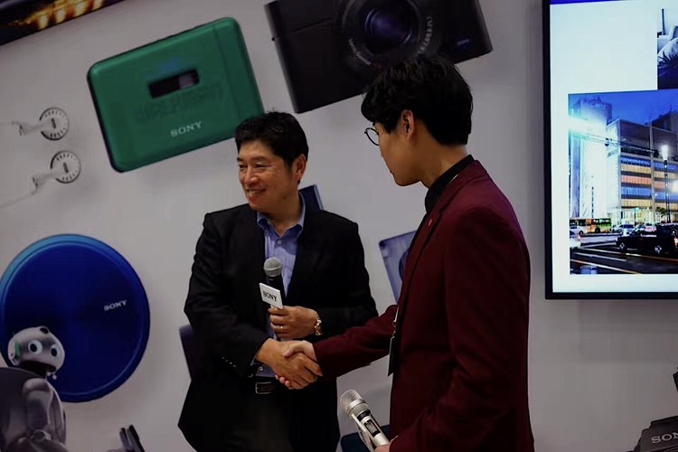 索粉的微笑：拜物教与少年的青春燥热