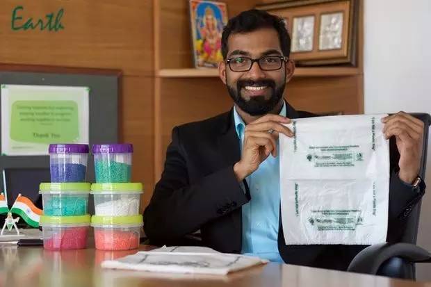 这个从垃圾山中成长起来的印度小伙，为了拯救环境，发明了一款可以吃的塑料袋