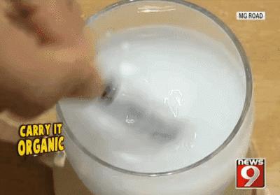 这个从垃圾山中成长起来的印度小伙，为了拯救环境，发明了一款可以吃的塑料袋