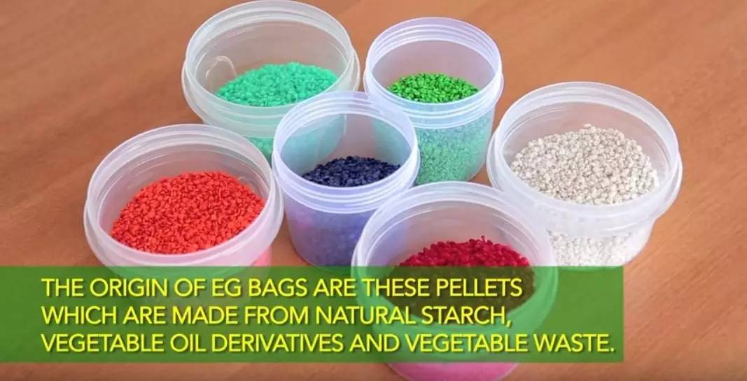 这个从垃圾山中成长起来的印度小伙，为了拯救环境，发明了一款可以吃的塑料袋