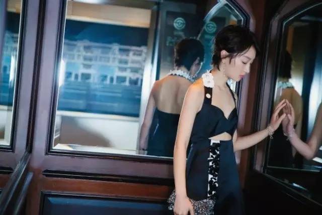 周冬雨金马奖表现,周冬雨颁奖反应