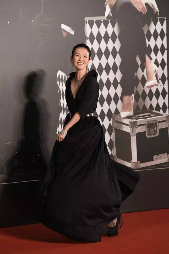 周冬雨金马奖表现,周冬雨颁奖反应