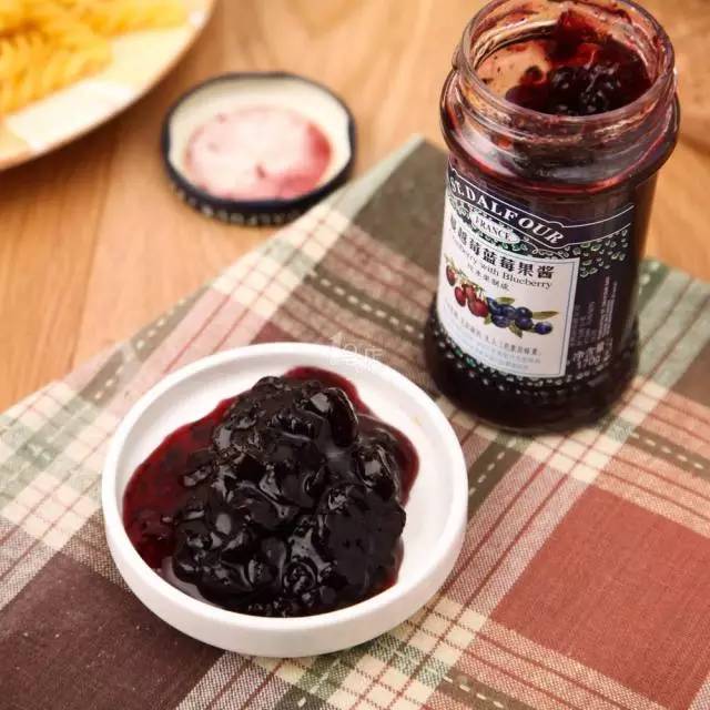 周六我不想上班，我想和你在餐桌上耍果酱