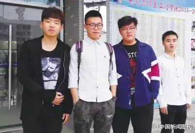 4个小伙子爬山帮助一位老人，结果几天后奇迹发生，别人都羡慕死了！