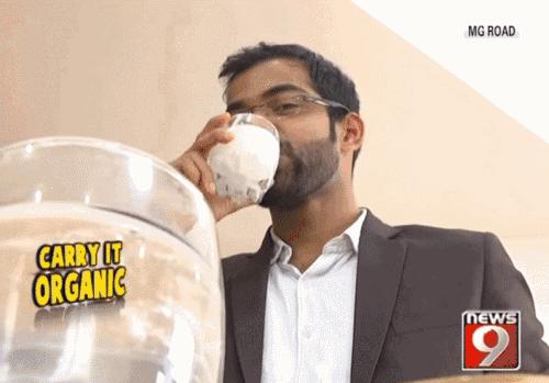 这个从垃圾山中成长起来的印度小伙，为了拯救环境，发明了一款可以吃的塑料袋