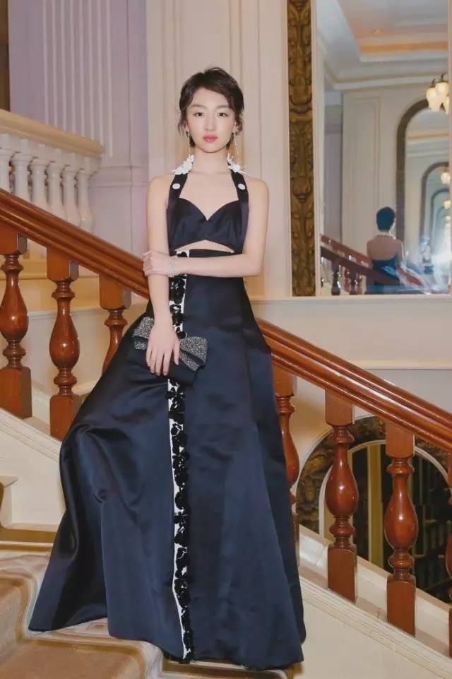 周冬雨金马奖表现,周冬雨颁奖反应