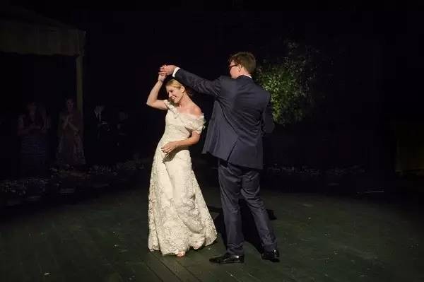 深夜东西｜时尚圈最强联姻，准新娘实力丝毫不输女魔头妈妈