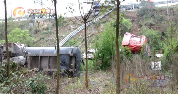 成绵高速公路上一车辆侧翻,成绵高速液化气罐车和货车相撞