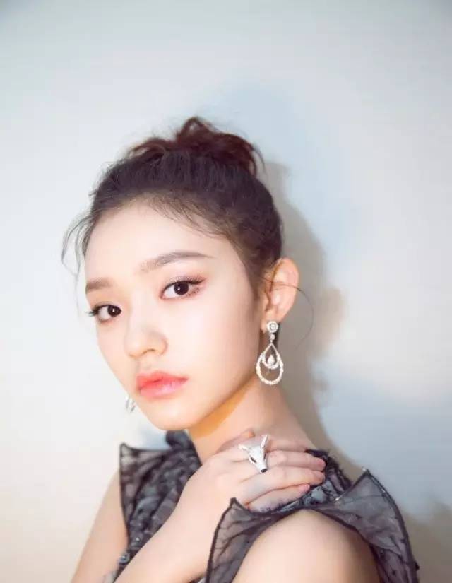 周冬雨金马奖表现,周冬雨颁奖反应