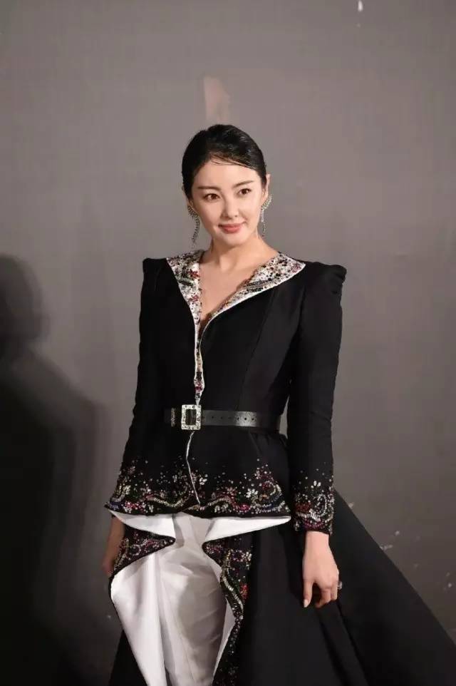 周冬雨金马奖表现,周冬雨颁奖反应