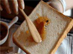 周六我不想上班，我想和你在餐桌上耍果酱