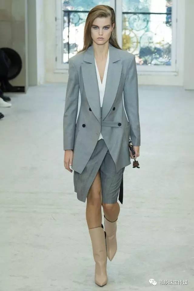 “范小胖”改名了？来不及甩肉的小长假，超显瘦的高级灰得配这些珠宝！